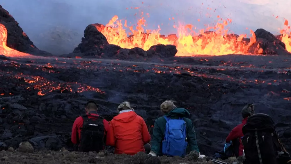 VIDEO : Iceland volcano: Red hot lava as fissure erupts again near Reykjavik – صحيفة الصوت