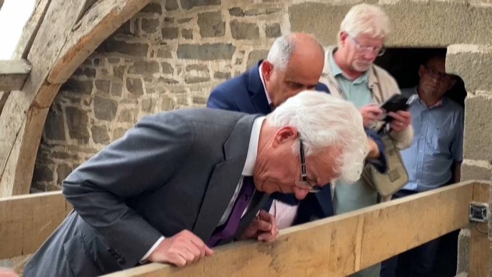 British author Ken Follett donates €148,000 to restore French cathedral – صحيفة الصوت