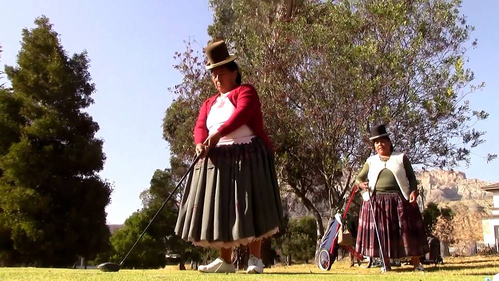 VIDEO : Indigenous Aymara women play golf in Bolivia – صحيفة الصوت