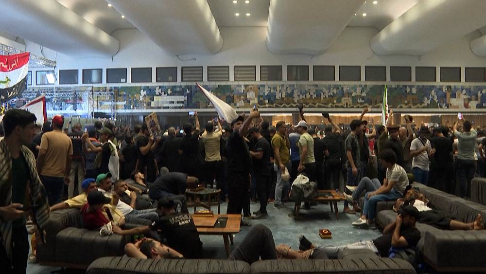 VIDEO : Sadr supporters occupy Iraqi parliament – صحيفة الصوت
