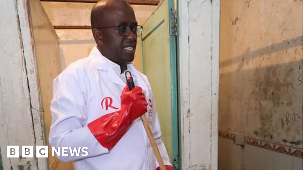 Cleaning toilets and chopping veg to impress Kenyan voters-صحيفة الصوت