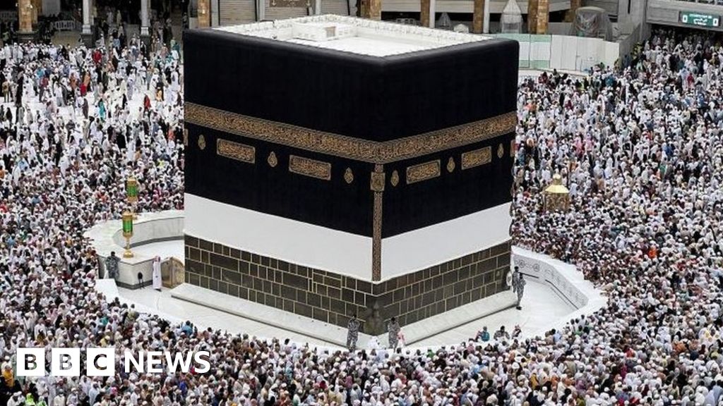 Mecca: Joy as pilgrims able to touch ancient Black Stone-صحيفة الصوت