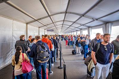 Weer chaos en gemiste vluchten op Schiphol: ‘Efteling-rijen zijn er niets bij’-صحيفة الصوت
