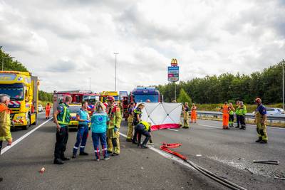 Man (73) uit Den Bosch overleden bij botsing tussen bestelauto en vrachtwagen op A2-صحيفة الصوت