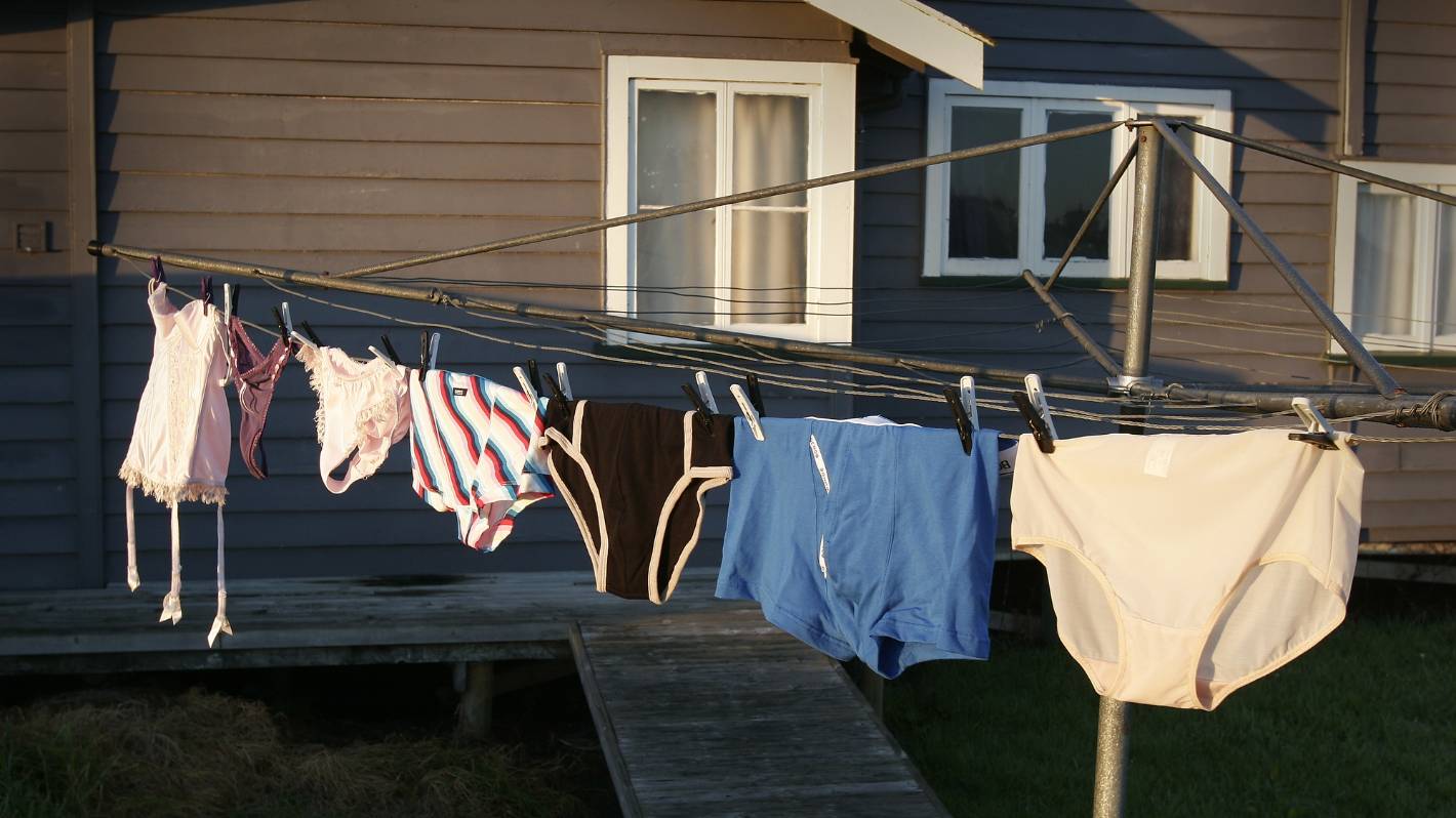 Man sniffs, steals underwear because he ‘couldn’t help himself’ – صحيفة الصوت