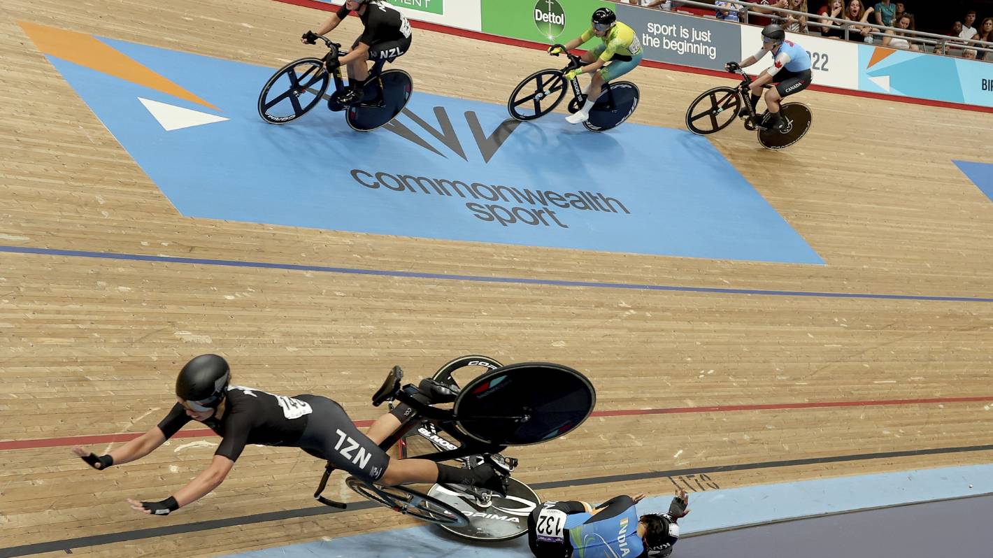 Bryony Botha sent flying after running over the top of another rider at Commonwealth Games – صحيفة الصوت