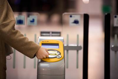 Betalen met bankpas in ov vertraagd: ‘Tegenslag aan de techniekkant’-صحيفة الصوت