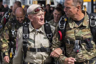 WOII-veteranen komen niet naar herdenkingen vanwege chaos op Schiphol-صحيفة الصوت