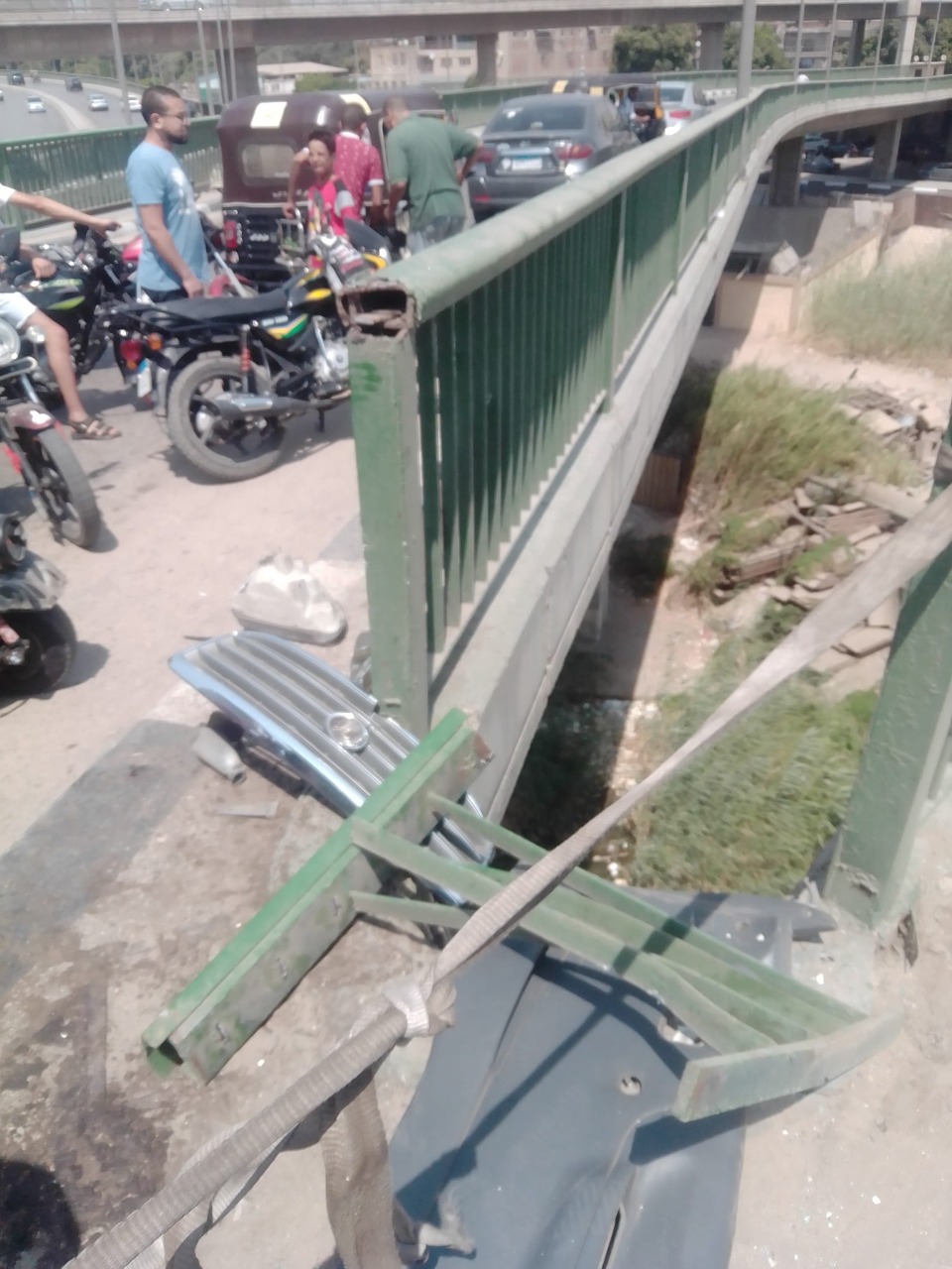 إصابة 4 أشخاص فى حادث تصادم ميكروباص بسور كوبرى الساحل.. صور – صحيفة الصوت