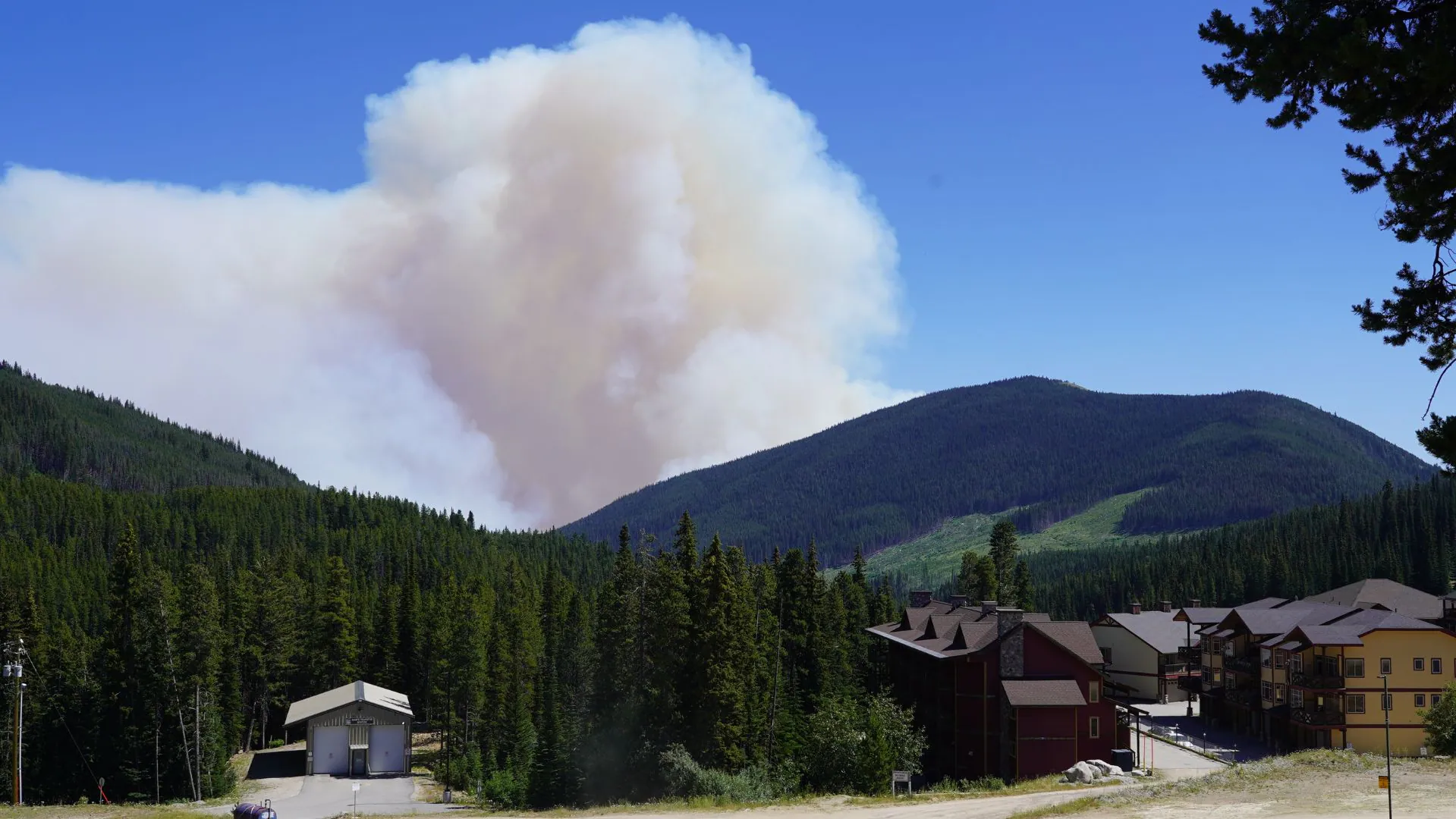Cooler weather expected to bring some relief as crews battle wildfires in B.C. Interior-صحيفة الصوت