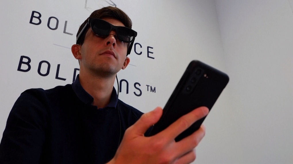 Augmented reality glasses display subtitles as people speak-صحيفة الصوت