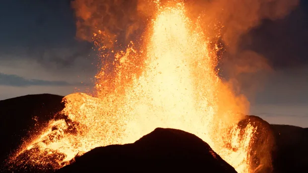 Volcano near Iceland’s capital, main airport erupts again after 8-month pause-صحيفة الصوت