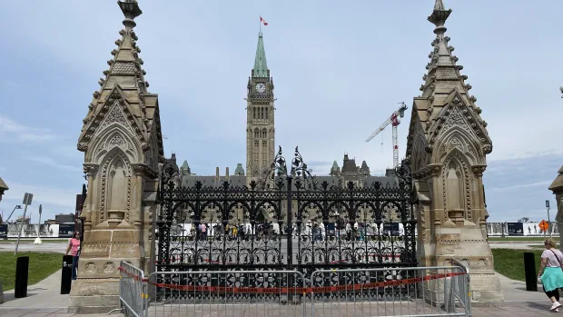 One in custody after vehicle rams Parliament Hill gates-صحيفة الصوت