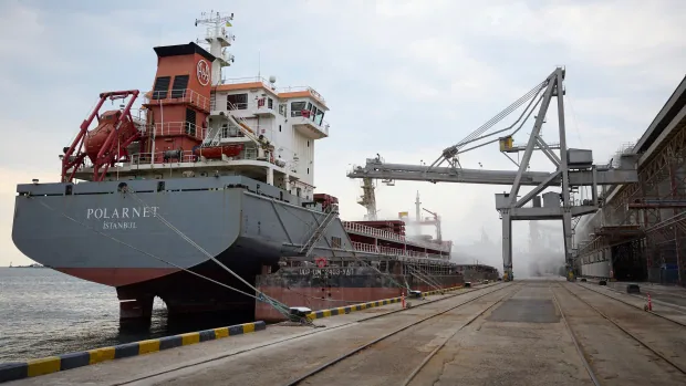 For 1st time since war began, Ukrainian grain ship leaves Odesa-صحيفة الصوت