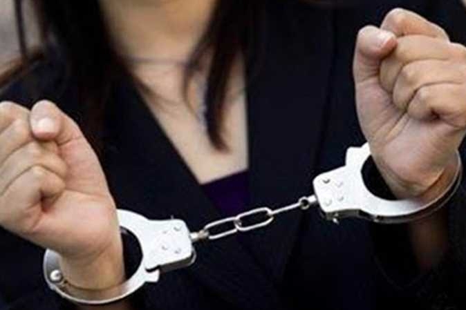 ضبط ربة منزل ربطت ابنتها “المريضة” بسلاسل حديدية ونشرت صور عملتها الشنيعة.