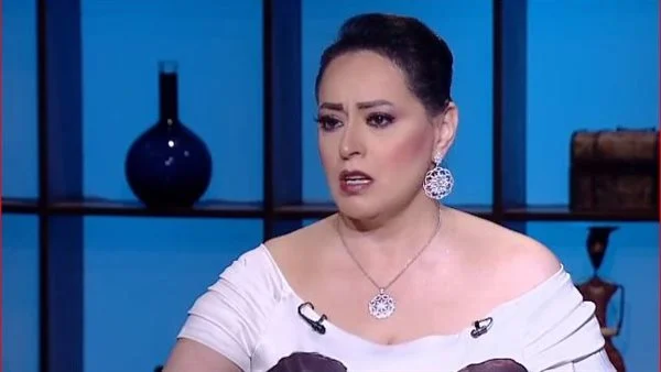 هند عاكف: صحيح أنا بلبس حاجات غريبة بس مبأذيش حد.. وبطالب حسين فهمي ينتقي المدعوين