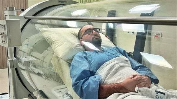 نجل محمد ثروت على سرير الأشعة: في الصبر مشقة
