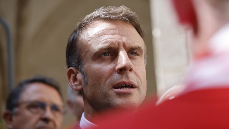 France’s ambassador in Niger being ‘held hostage’ at embassy by junta, Macron says-صحيفة الصوت