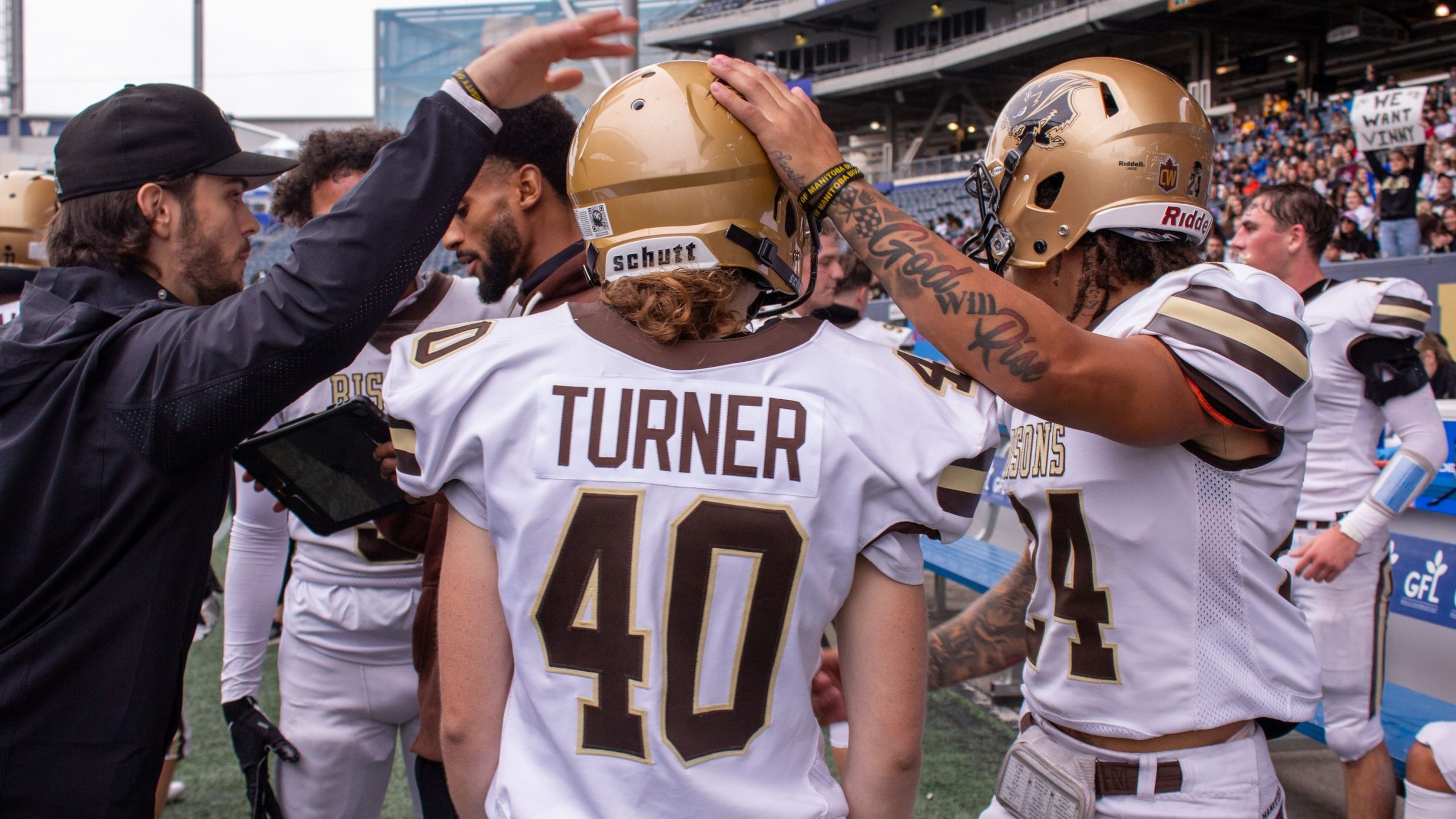Maya Turner kicks OT winner after becoming 1st woman to play regular-season U Sports football game-صحيفة الصوت