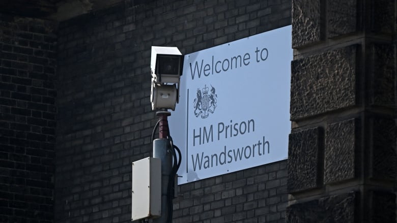 Ex-soldier who escaped U.K. prison on bottom of food truck has been apprehended-صحيفة الصوت