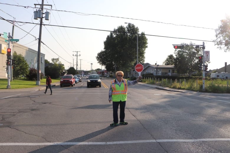 Meet the crossing guard who’s served the same Quebec neighbourhood for 50 years, with no plans to retire-صحيفة الصوت