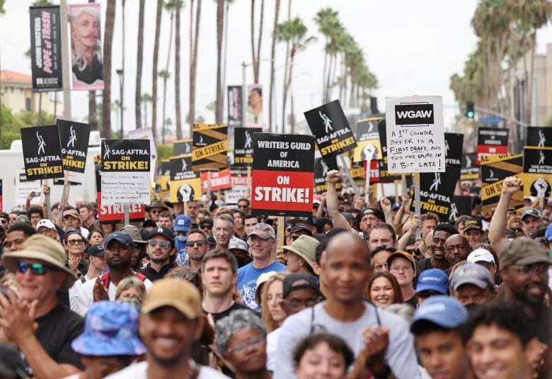 Tentative deal reached to end Hollywood writers strike. No deal yet for actors-صحيفة الصوت