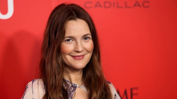 Drew Barrymore won’t air her show until strikes are over, apologizes after backlash-صحيفة الصوت