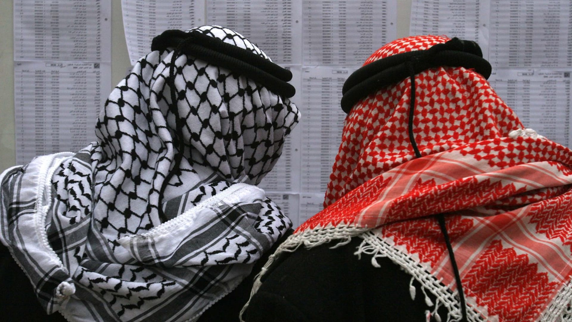 اجتاحت المظاهرات حول العالم.. كيف أصبحت الكوفية رمزًا وطنيًا فلسطينيًا؟ – صحيفة الصوت