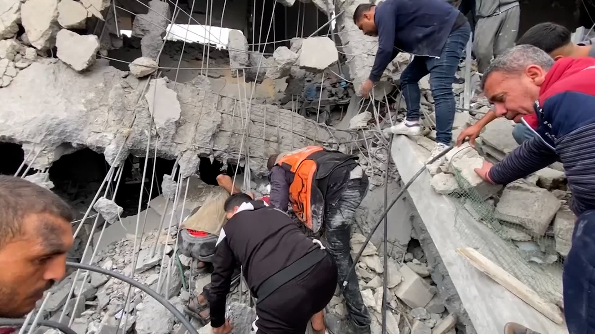 "إذا في حد عايش يعطيني نفس".. فلسطيني يصرخ بينما يبحث عن ناجين تحت الأنقاض بغزة – صحيفة الصوت