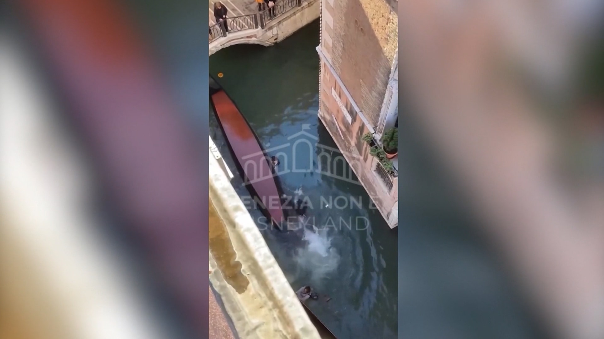 شاهد.. انقلاب غندول في البندقية بعد وقوف سيّاح لالتقاط صورة سيلفي – صحيفة الصوت